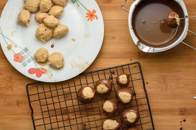 Peanut butter balls recipe - SunCakeMom